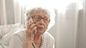 Mujer mayor llamando preocupada