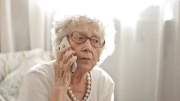 Mujer mayor llamando preocupada Mujer mayor llamando preocupada