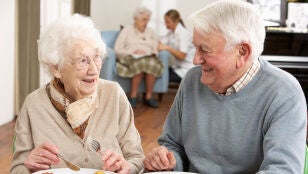Pareja mayor comiendo