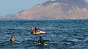 Socorristas dentro del mar