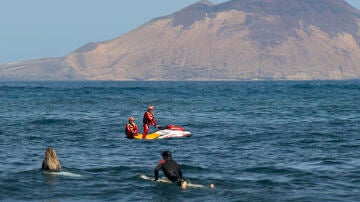 Socorristas dentro del mar