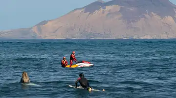 Socorristas dentro del mar Socorristas dentro del mar