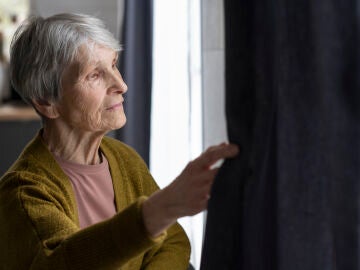 Persona mayor en su casa