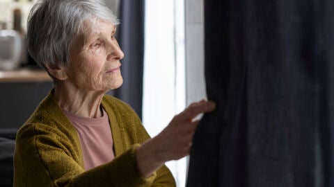 Persona mayor en su casa