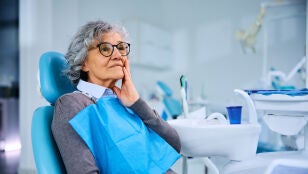 Mujer mayor en el dentista