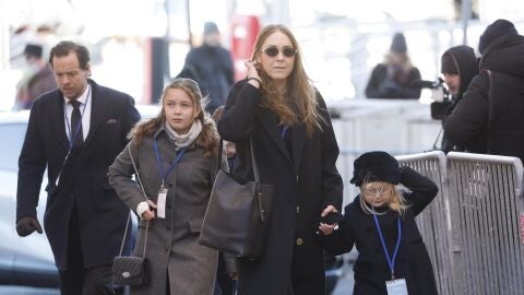 Thea Charrier (C), nieta de Brigitte Bardot, llega al servicio funerario.