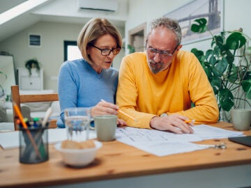 Pareja calculando la pensi&oacute;n de jubilaci&oacute;n