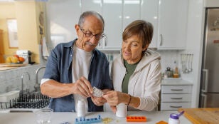 Pareja de personas mayores polimedicadas