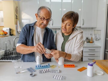 Pareja de personas mayores polimedicadas
