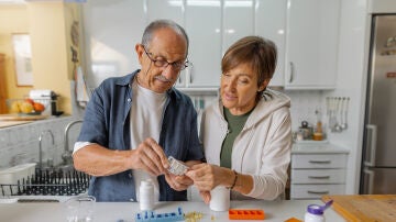 Pareja de personas mayores polimedicadas