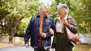 Pareja mayor paseando feliz