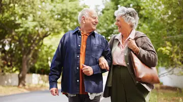 Pareja mayor paseando feliz Pareja mayor paseando feliz