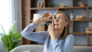 Mujer mayor que sufre ojo seco