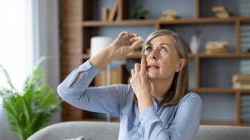 Mujer mayor que sufre ojo seco