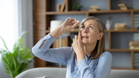 Mujer mayor que sufre ojo seco Mujer mayor que sufre ojo seco