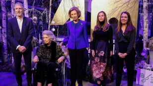 La reina Sof&iacute;a (c) junto a su hermana, Irene de Grecia