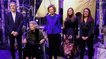 La reina Sofía (c) junto a su hermana, Irene de Grecia La reina Sofía (c) junto a su hermana, Irene de Grecia