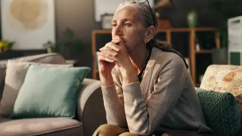 Mujer mayor pensativa y sola Mujer mayor pensativa y sola