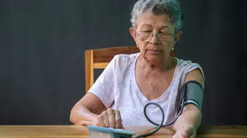 Mujer mayor tomándose la presión arterial Mujer mayor tomándose la presión arterial