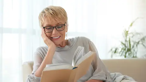 Mujer mayor leyendo un libro Mujer mayor leyendo un libro