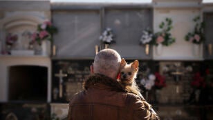 Hombre con un perro en un cementerio
