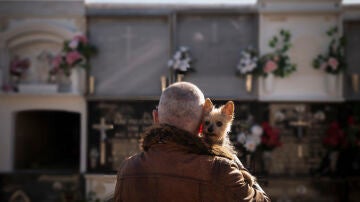 Hombre con un perro en un cementerio
