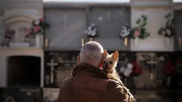 Hombre con un perro en un cementerio Hombre con un perro en un cementerio