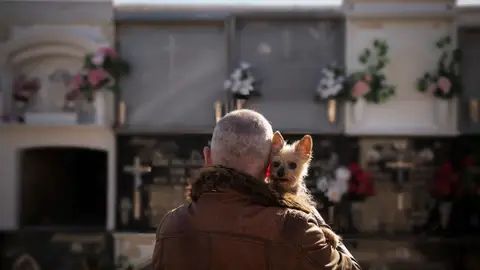 Hombre con un perro en un cementerio Hombre con un perro en un cementerio