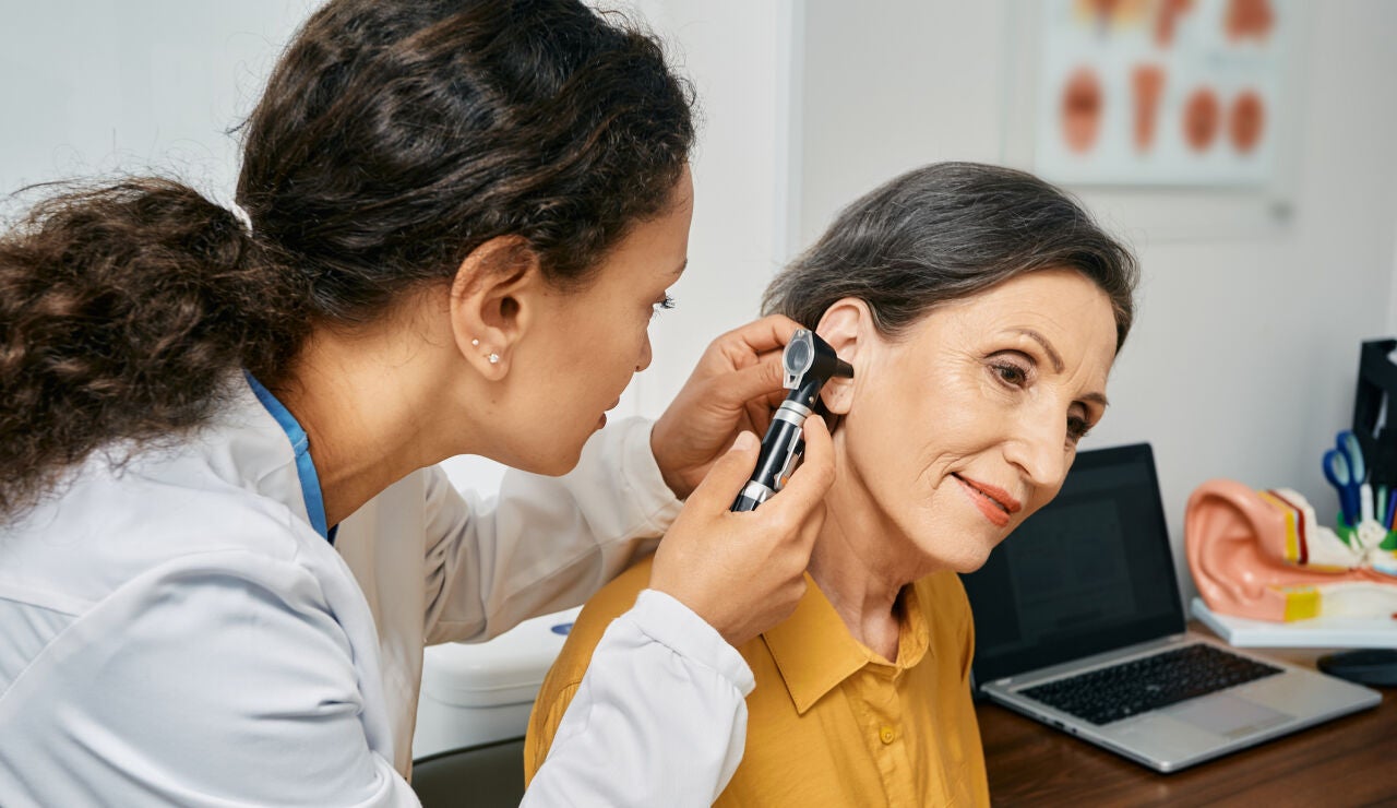 Mujer examin&aacute;ndose los o&iacute;dos