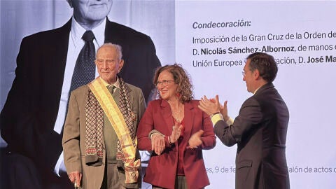 Imponen la distinción de la Gran Cruz de la Orden de Isabel la Católica al historiador Nicolás Sánchez-Albornoz