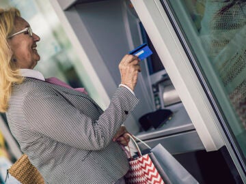 Mujer mayor en un cajero