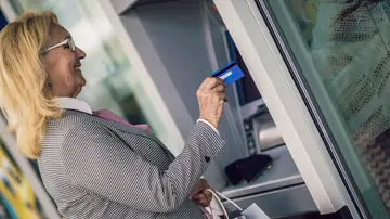 Mujer mayor en un cajero Mujer mayor en un cajero