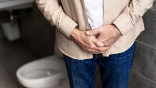 Hombre con incontinencia urinaria