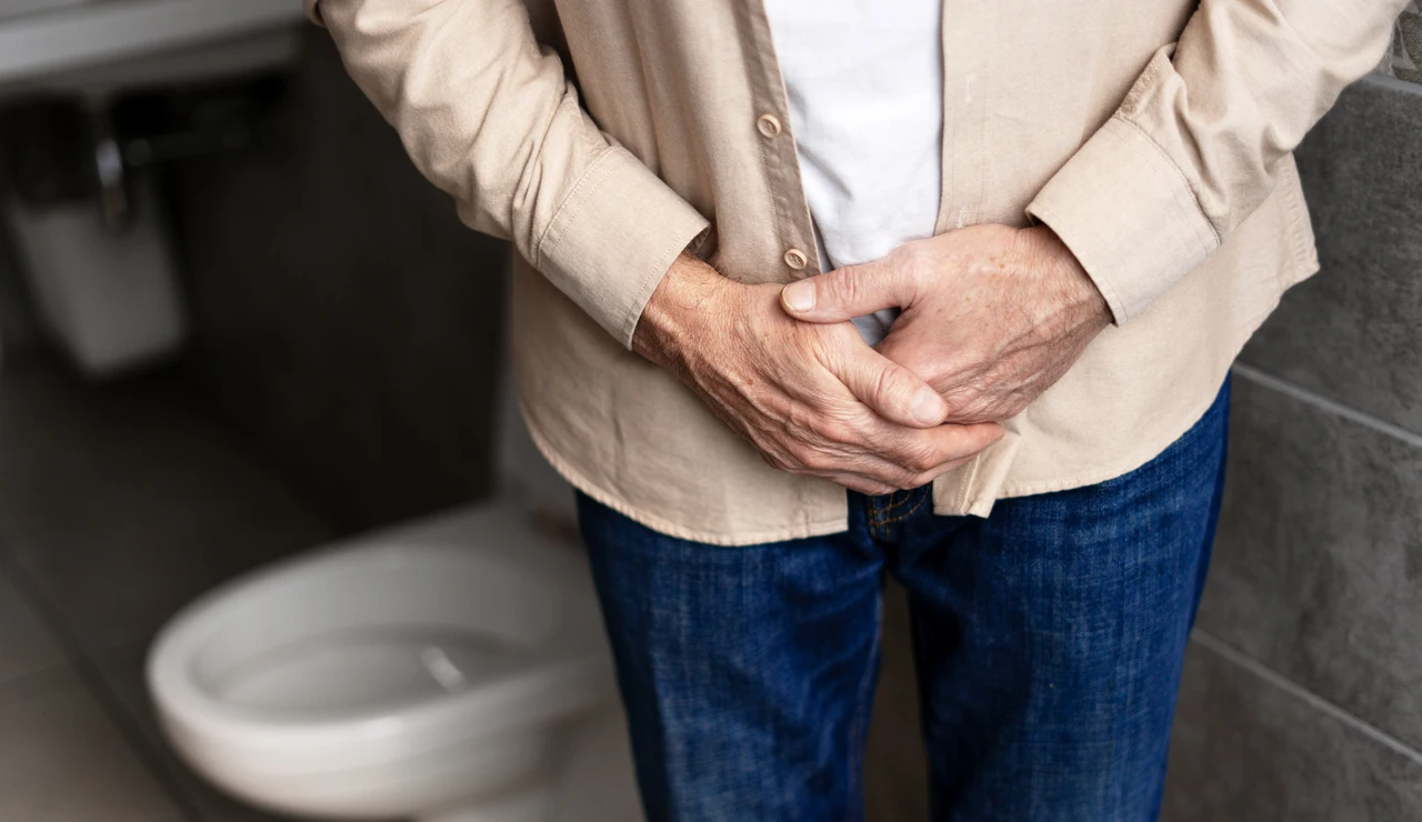 Hombre con incontinencia urinaria