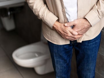 Hombre con incontinencia urinaria