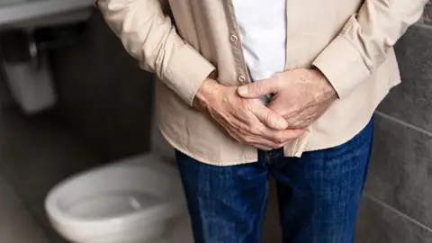 Hombre con incontinencia urinaria Hombre con incontinencia urinaria