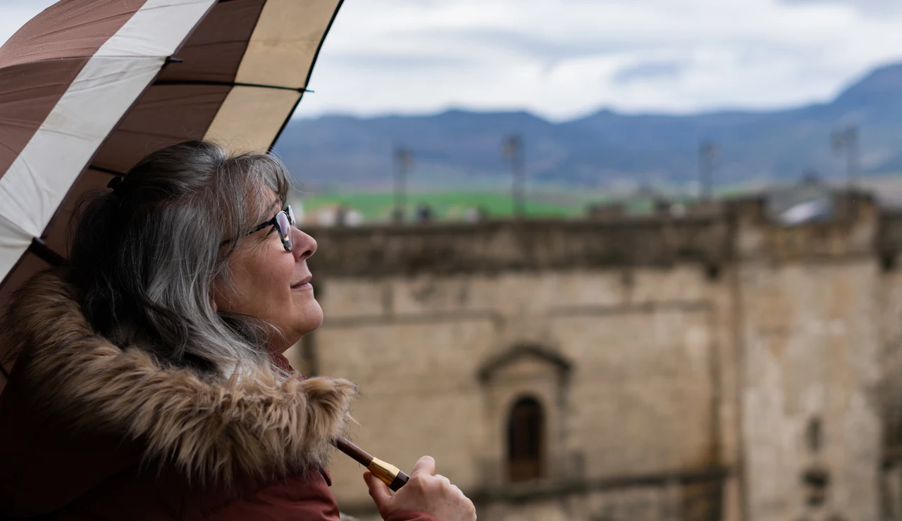Mujer mayor con un paraguas