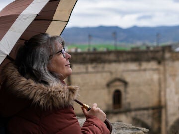 Mujer mayor con un paraguas