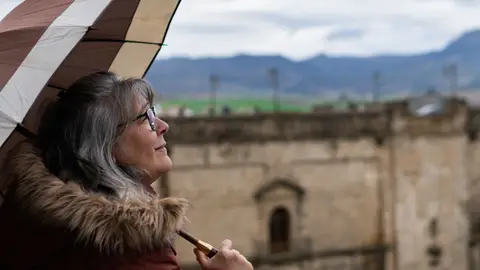 Mujer mayor con un paraguas Mujer mayor con un paraguas