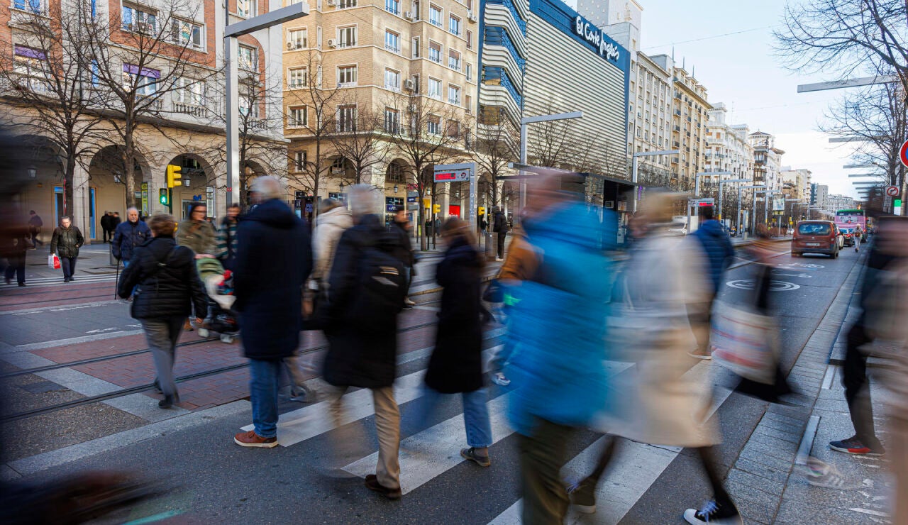 Gente cruzando por la calle