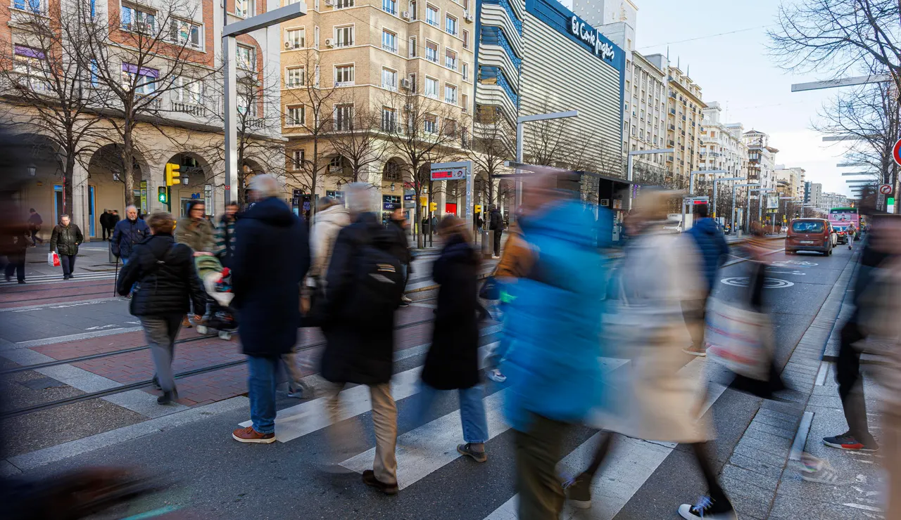 Gente cruzando por la calle