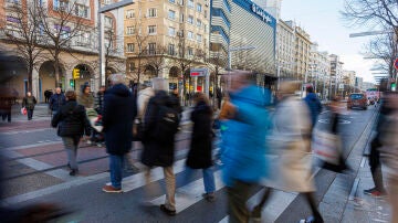 Gente cruzando por la calle
