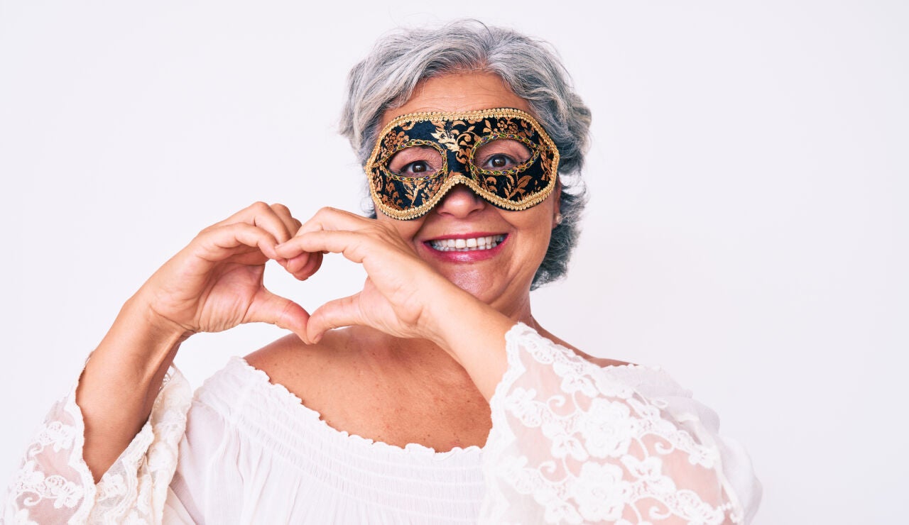 Mujer mayor con una m&aacute;scara de carnaval