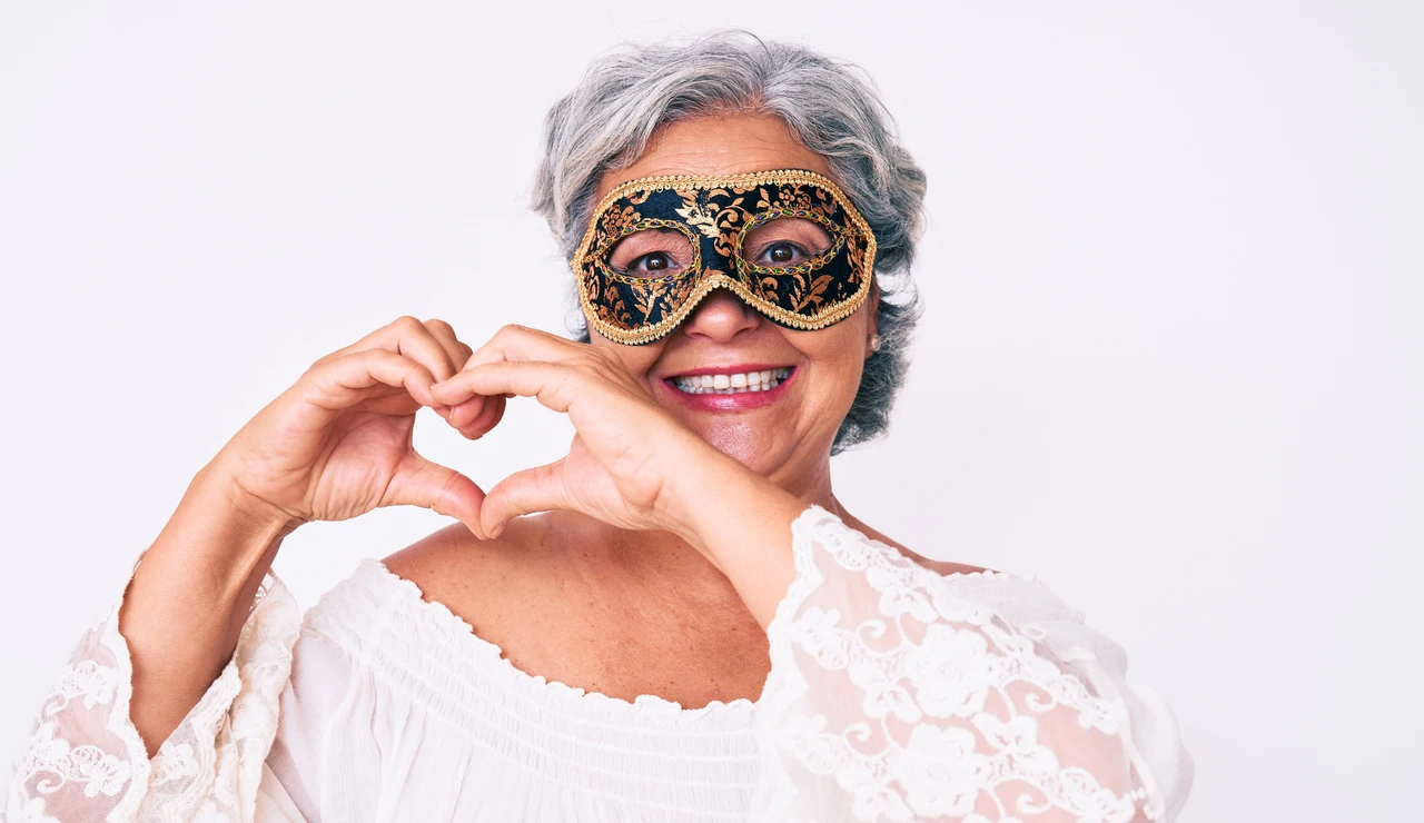 Mujer mayor con una máscara de carnaval