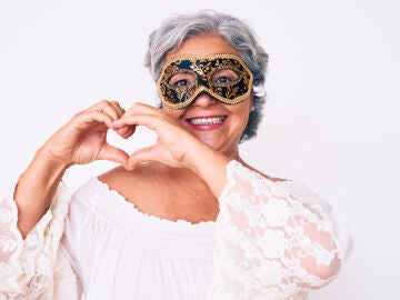 Mujer mayor con una m&aacute;scara de carnaval