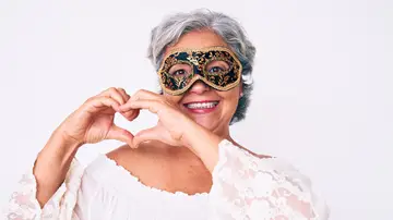 Mujer mayor con una máscara de carnaval Mujer mayor con una máscara de carnaval