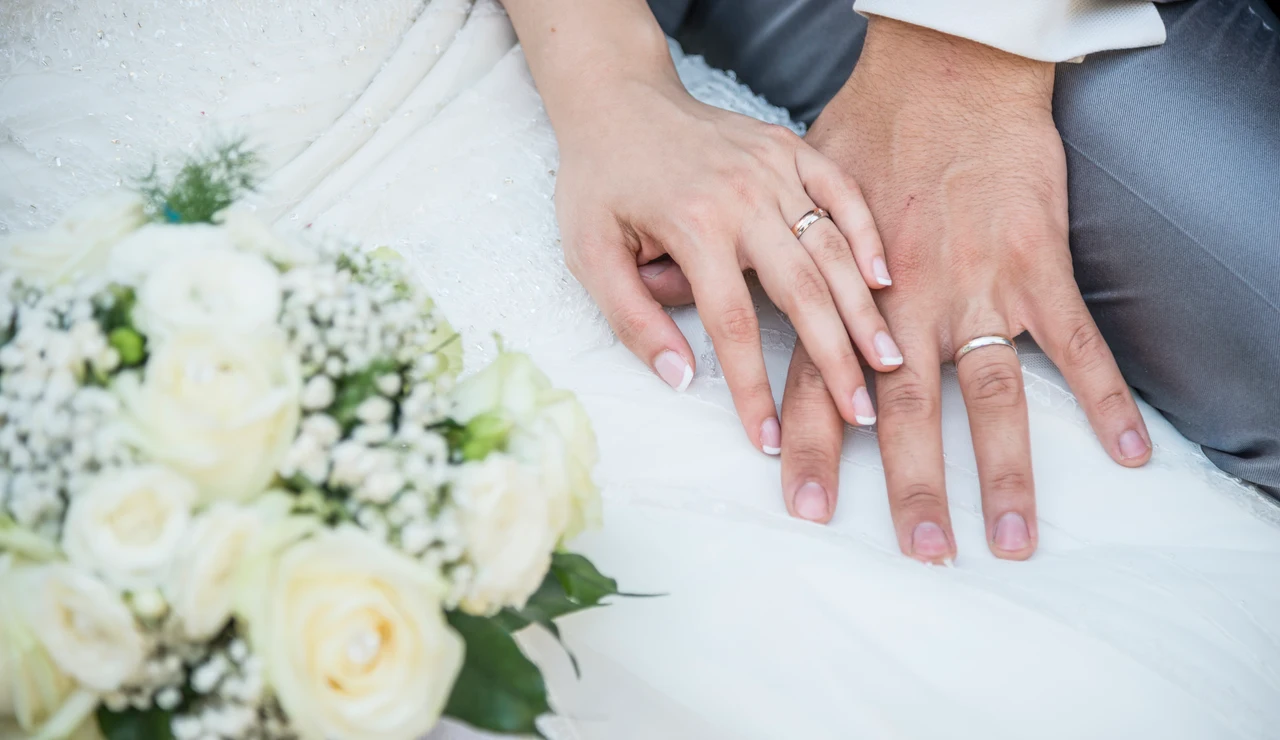Pareja de novios anillos con anillos de casado