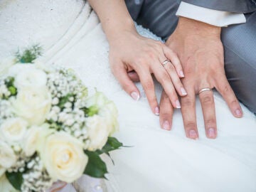 Pareja de novios anillos con anillos de casado