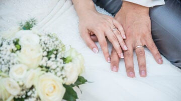 Pareja de novios anillos con anillos de casado