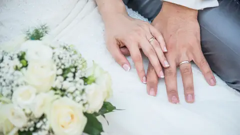 Pareja de novios anillos con anillos de casado Pareja de novios anillos con anillos de casado